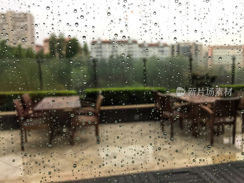 安卡拉/土耳其:咖啡馆窗户上的雨滴